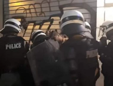 Θεσσαλονίκη: Αλγερινός «μετανάστης» φωνάζοντας «Αλλάχ Ακμπάρ» μαχαίρωσε Μακεδόνα διαδηλωτή! (βίντεο)